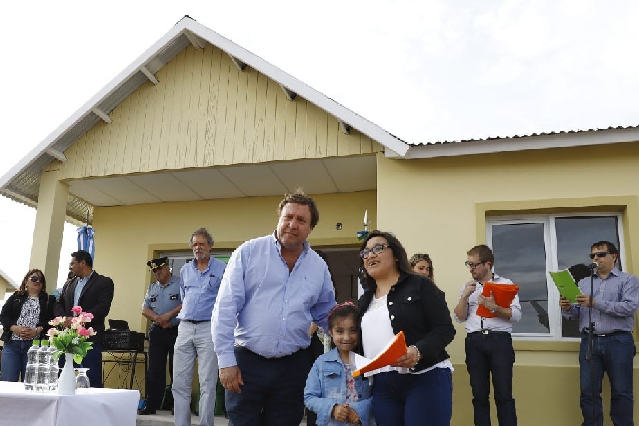Familias de Sierra Colorada recibieron la llave de su casa