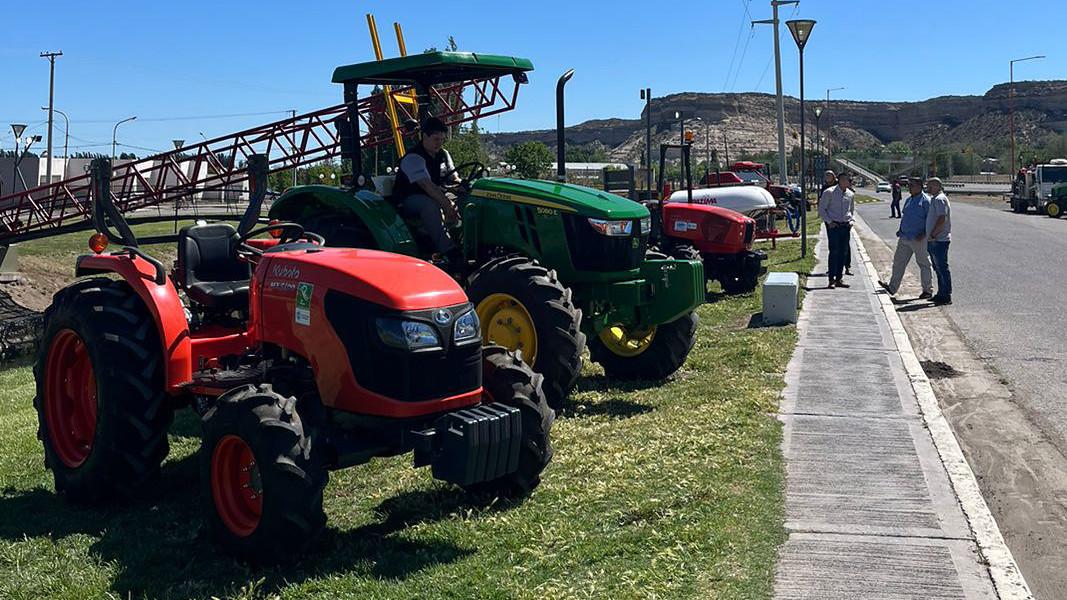 La Provincia entreg&oacute; nueva maquinaria a productores rionegrinos