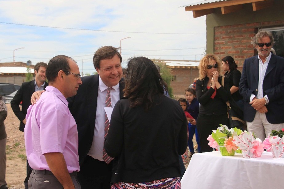 El Gobernador Weretilneck entregó viviendas en Fernández Oro
