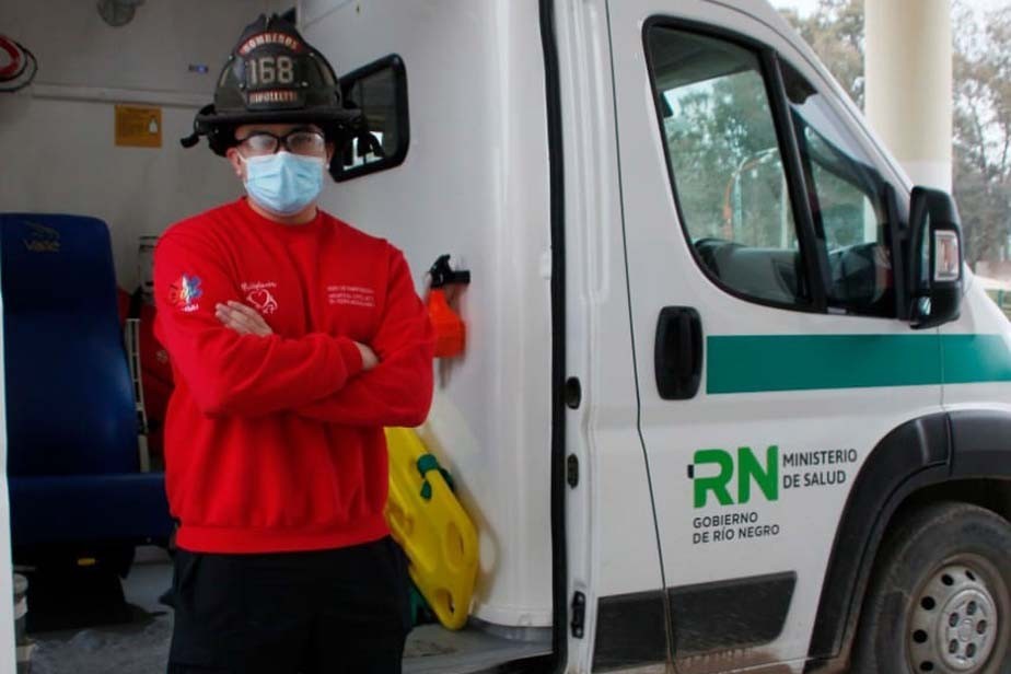 Enfermero y bombero voluntario: la destacada doble labor de un profesional de la salud de Cipolletti