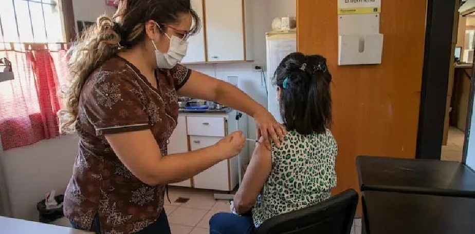 Centros de salud vacunan contra el COVID-19 para llegar a m�s vecinas y vecinos de Bariloche