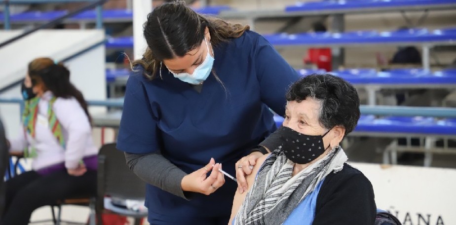 Salud destaca la dedicaci�n de las y los vacunadores en su d�a