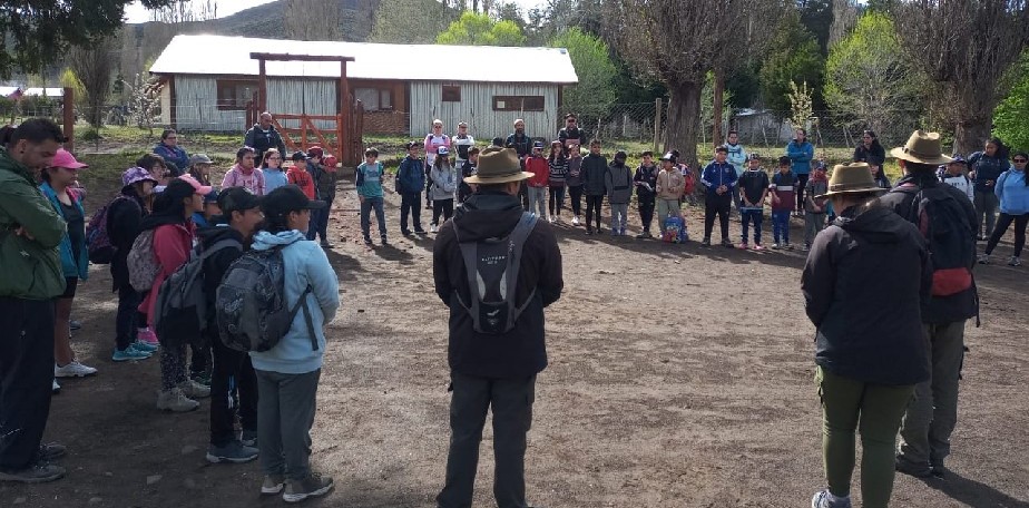 Estudiantes de la zona Andina exploran el rea Natural Protegida Ro Limay