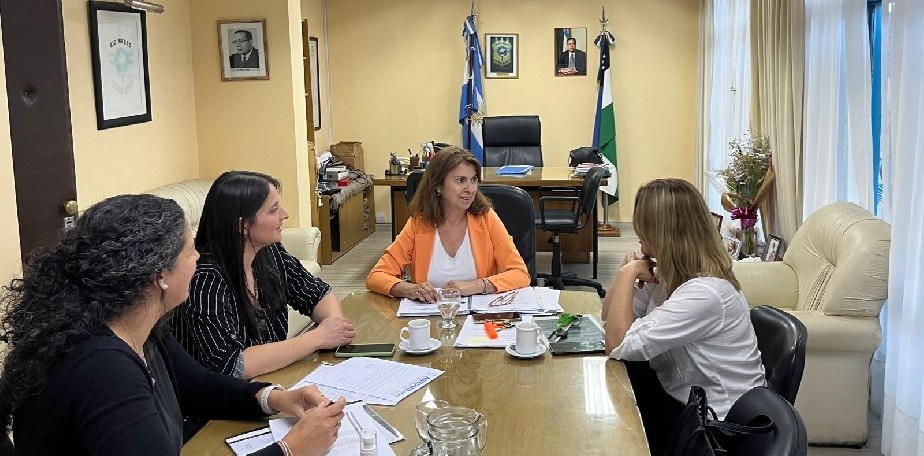 Salud: La Ministra Senesi se reuni� con los gremios de ASSPUR y UPCN