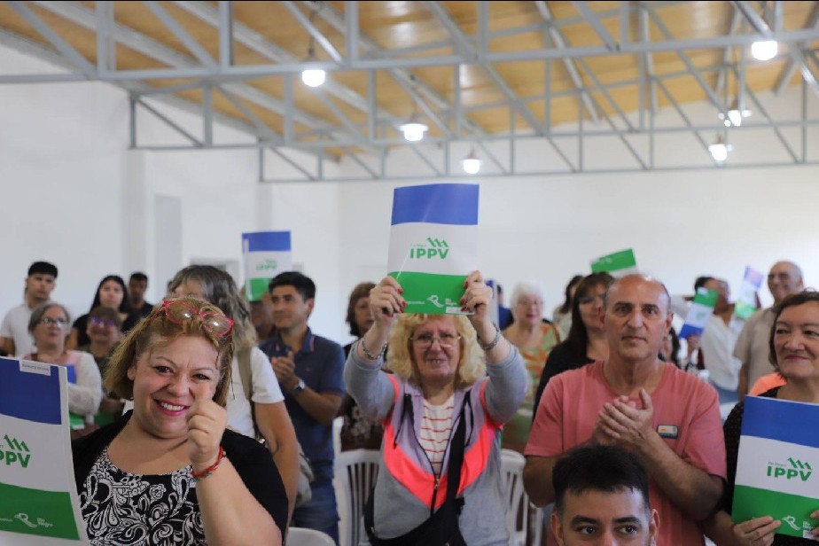 Ms derechos otorgados: escrituras a familias de Cipolletti y Fernndez Oro