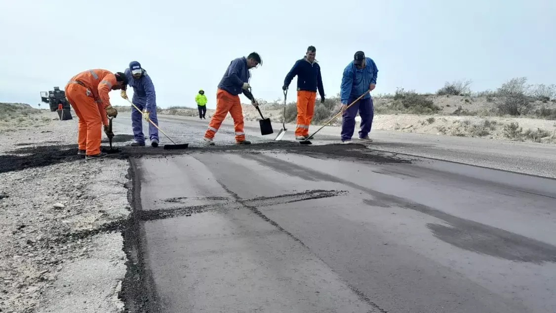 Ruta 6: Weretilneck firma contrato de la obra más importante de Río Negro