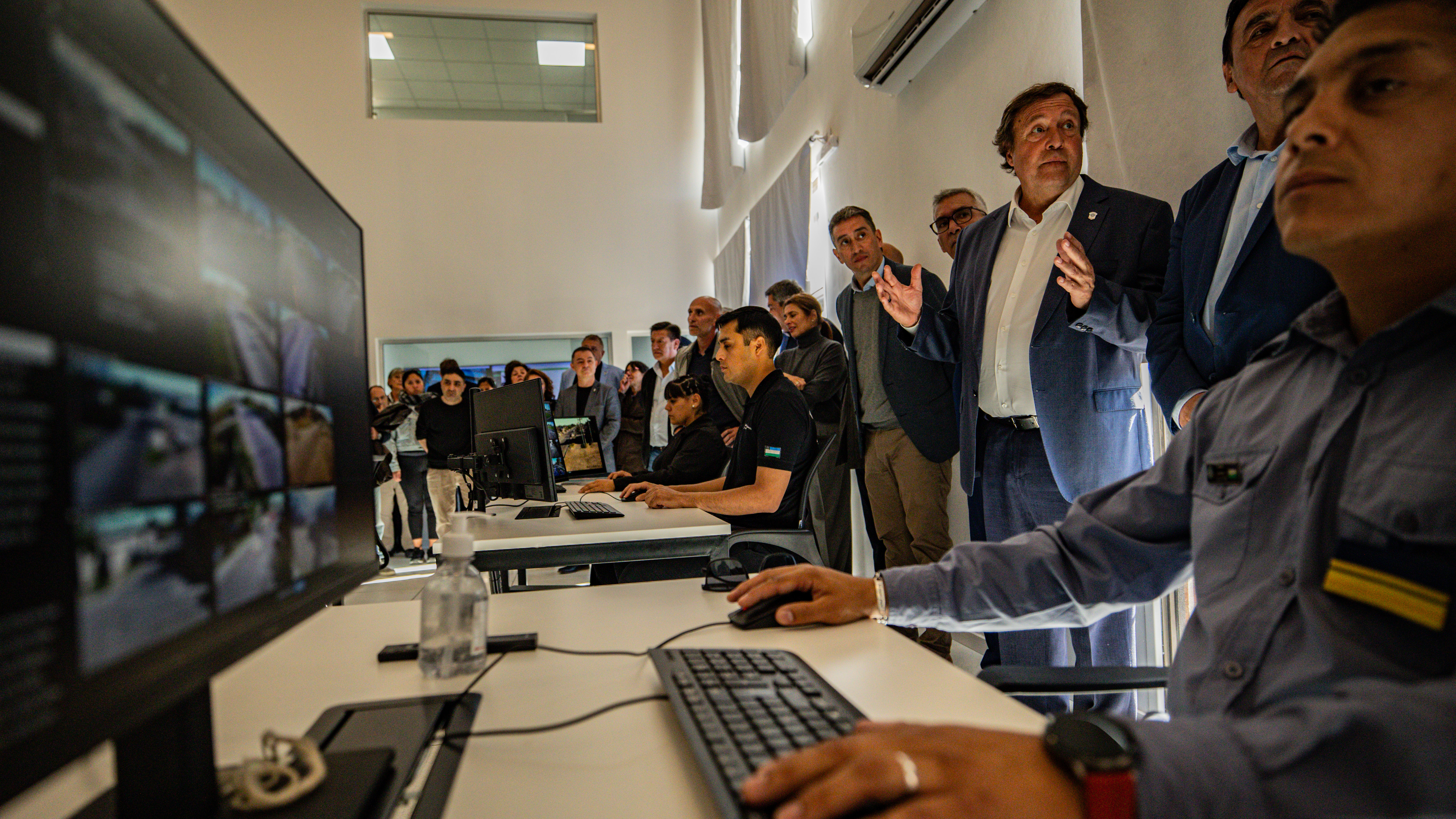 Viedma da un salto histórico en seguridad con el nuevo 911 | Gobierno de Río Negro thumbnail