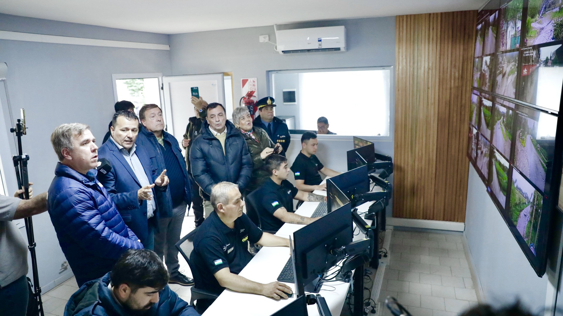 El Bolsón suma seguridad: Weretilneck inauguró el renovado y moderno Centro de ... thumbnail